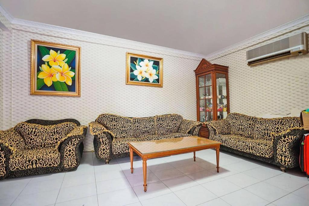 Oyo 91680 Hotel Mentari Палембанг Екстериор снимка